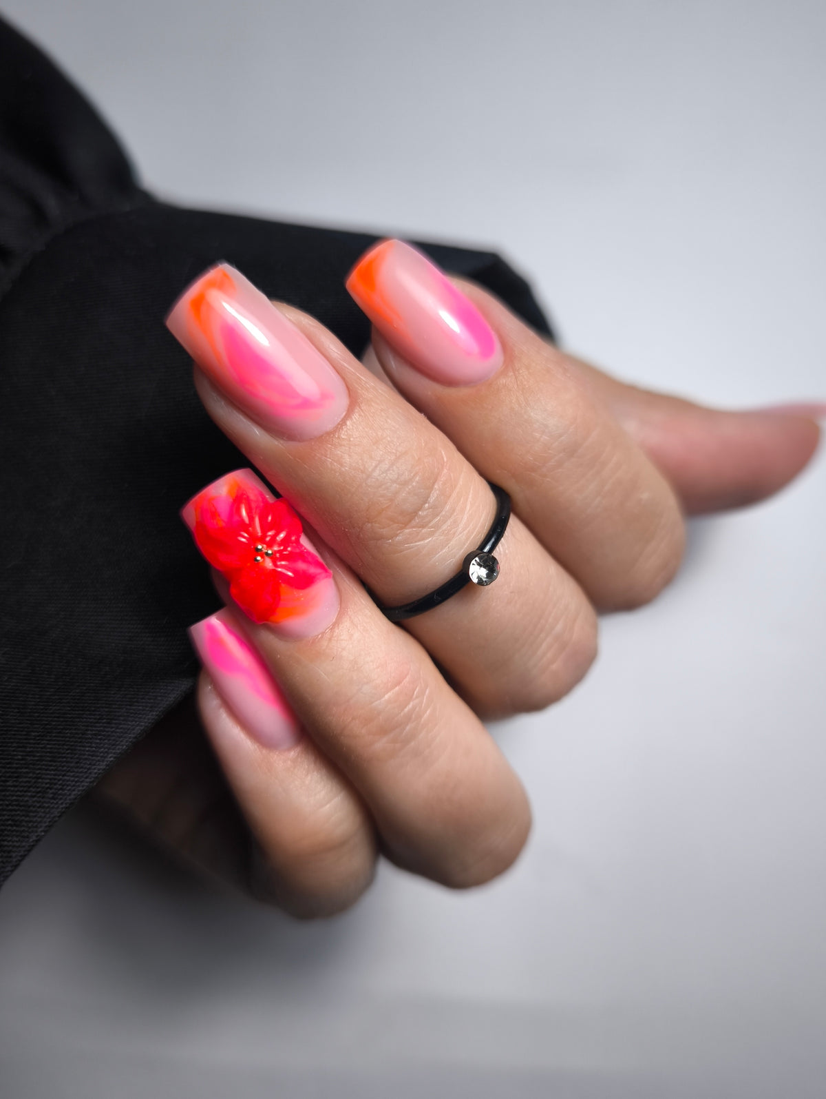 Main féminine avec manucure en gel rose vif, réalisée par une prothésiste ongulaire. Image représentant le savoir-faire de Cinderella Formation, expert en formation onglerie et nail art au Puy-de-Dôme.